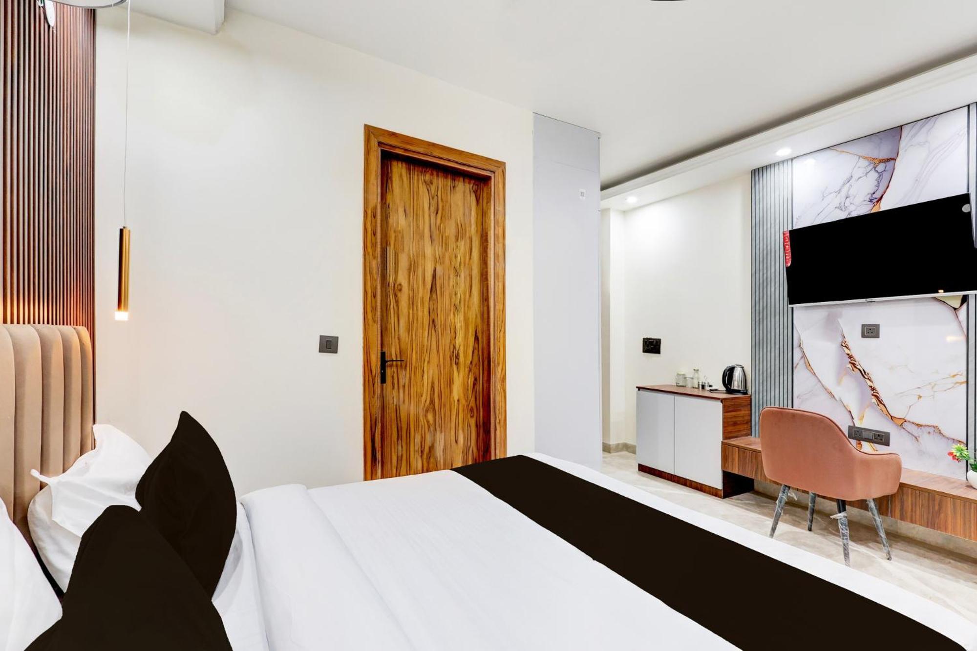 Super Hotel O Sector 43 Gurgaon Bagian luar foto