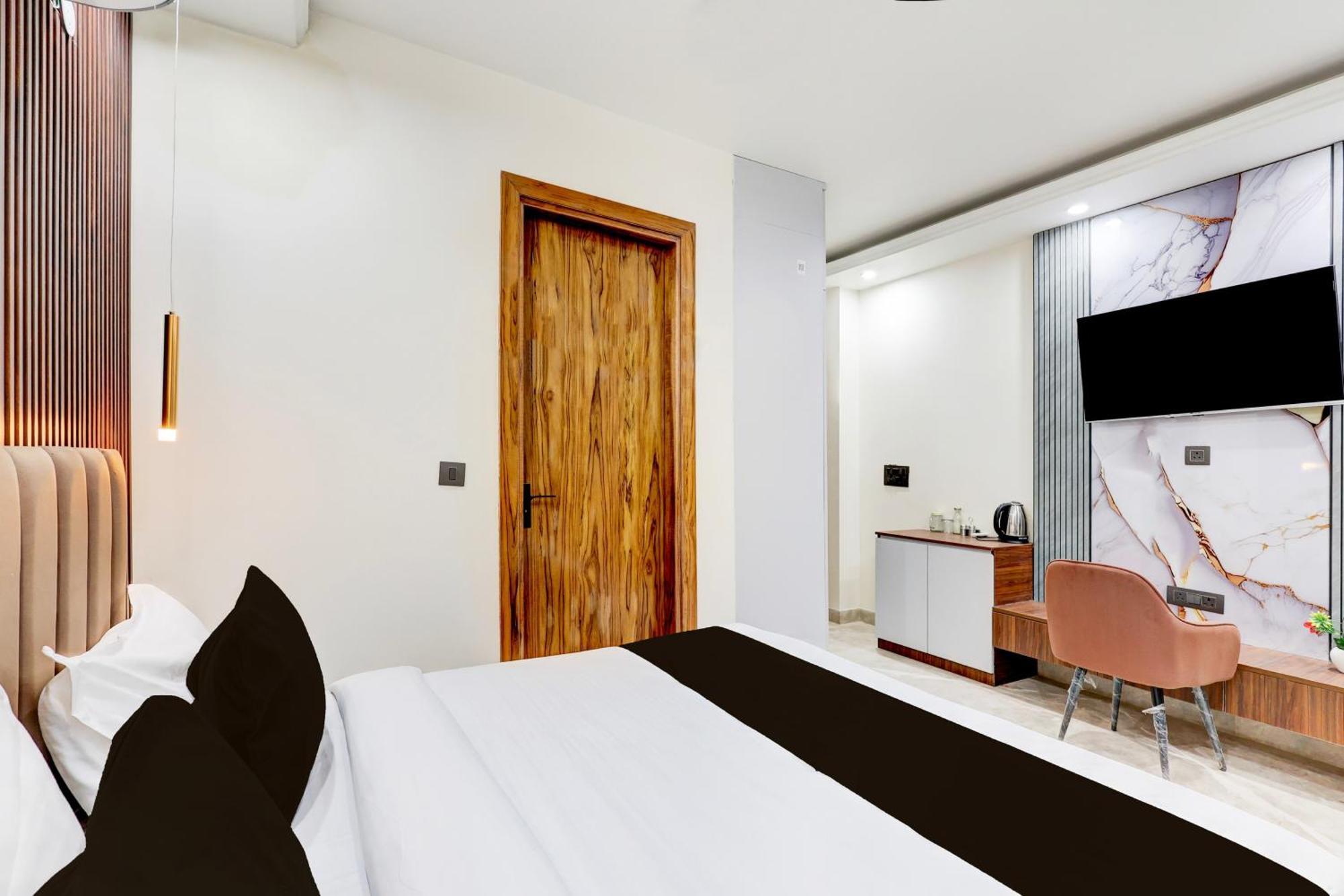 Super Hotel O Sector 43 Gurgaon Bagian luar foto