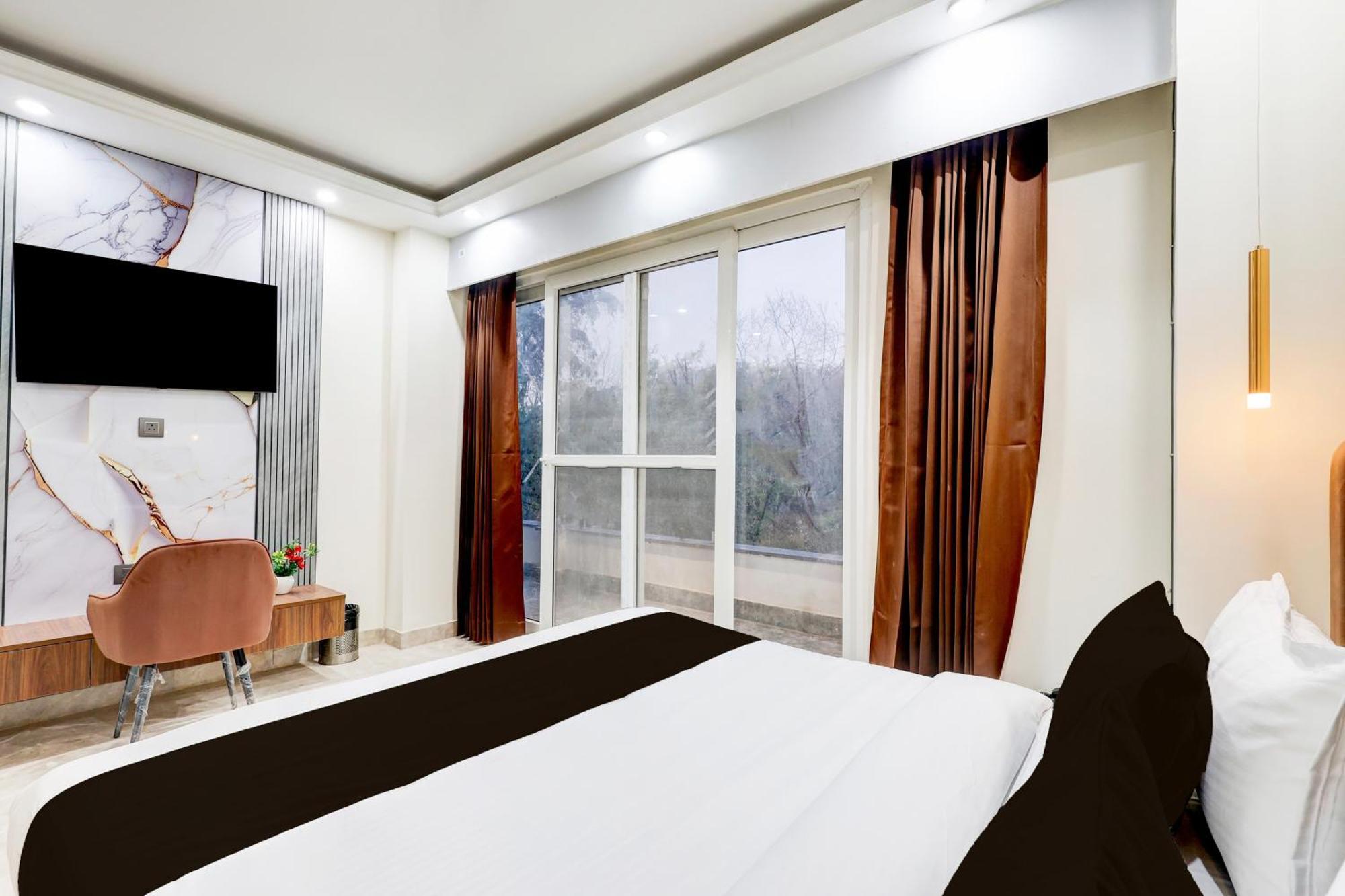 Super Hotel O Sector 43 Gurgaon Bagian luar foto